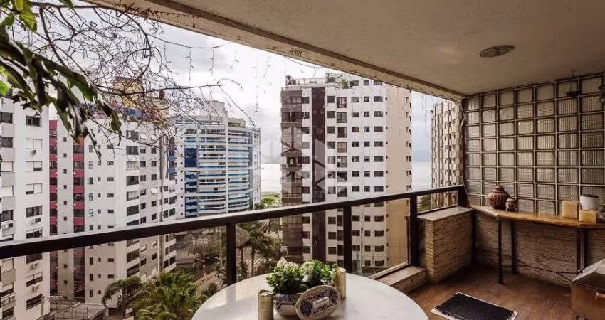 Apartamento semimobiliado com 4 dormitórios, sendo 2 suítes, 2 vagas de garagem no bairro Agronômica em Florianópolis/SC.