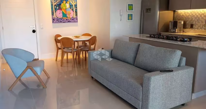 Apartamento mobiliado com 2 dormitórios , sendo 1 suíte, 2 vagas de garagem no bairro agronômica em florianópolis/sc.