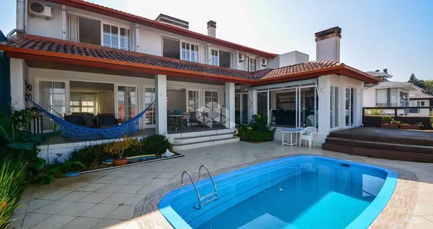 Oportunidade imperdível! Linda casa com 3 quartos, sendo 1 suíte e 4 vagas de garagem à venda no bairro João Paulo em Florianópolis/SC.