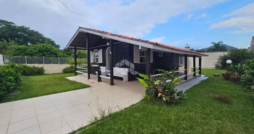 CASA SEMIMOBILIADA COM 3 QAURTOS 2 VAGAS DE GARAGEM NO SANTINHO EM FLORIANÓPOLIS/SC
