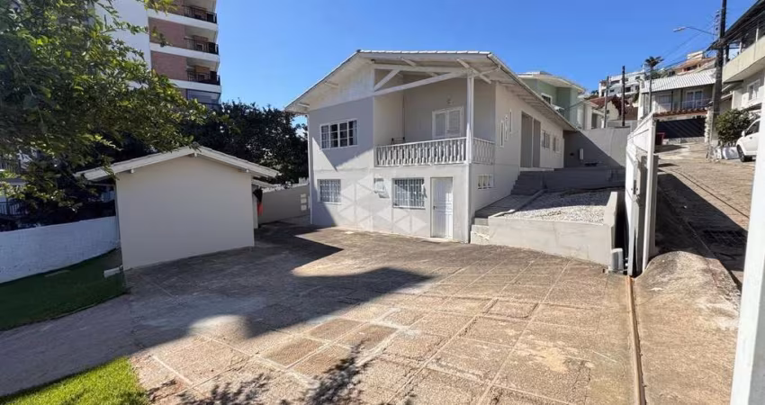 CASA ESPAÇOSA COM 6 QUARTOS ESTILO REPÚBLICA NO BAIRRO CARVOEIRA EM FLORIANÓPOLIS/SC