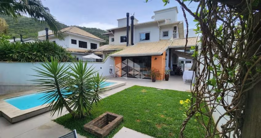 CASA GEMINADA COM DOIS PAVIMENTOS COM 3 QUARTOS SENDO 3 SUÍTES NO BAIRRO CACHOEIRA EM FLORIANÓPOLIS/SC