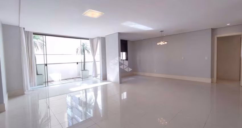 APARTAMENTO GARDEN SEMIMOBILIADO COM 3 SUÍTES NO CENTRO DE FLORIANÓPOLIS/SC
