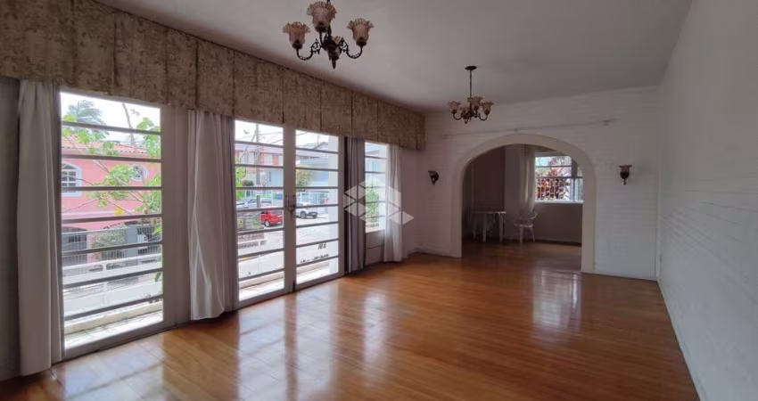 CASA COM 5 QUARTOS SENDO 1 SUÍTE E 2 VAGAS DE GARAGEM NO BAIRRO ITAGUAÇU EM FLORIANÓPOLIS/SC