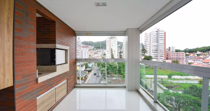 APARTAMENTO SEMI-MOBILIADO COM 2 SUÍTES E LOCALIZAÇÃO PRIVILEGIADA NA AGRONÔMICA EM FLORIANÓPOLIS/SC