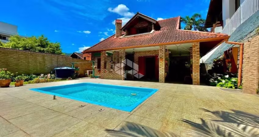 CASA AMPLA SEMIMOBILIADA COM 4 QUARTOS SENDO 1 SUÍTE E 2 VAGAS DE GARAGEM NO BAIRRO JOÃO PAULO EM FLORIANÓPOLIS/SC