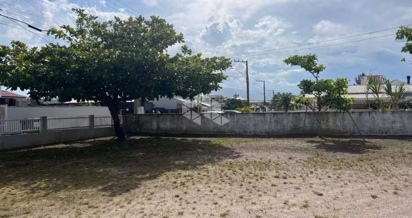 CASA COM TERRENO AMPLO PRÓXIMO ÀS PRAIAS DA PONTA DO PAPAGAIO E PINHEIRA