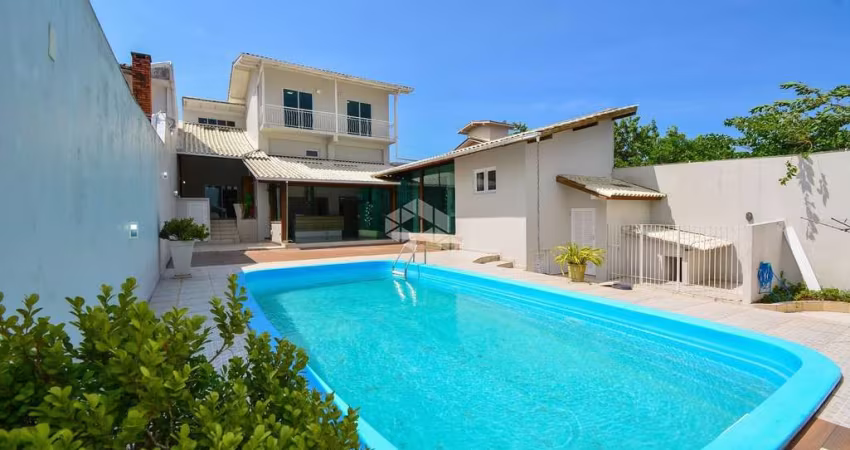 CASA ALTO PADRÃO COM 4 QUARTOS 2 SUÍTES 4 VAGAS E PISCINA EM CAPOEIRAS FLORIANÓPOLIS
