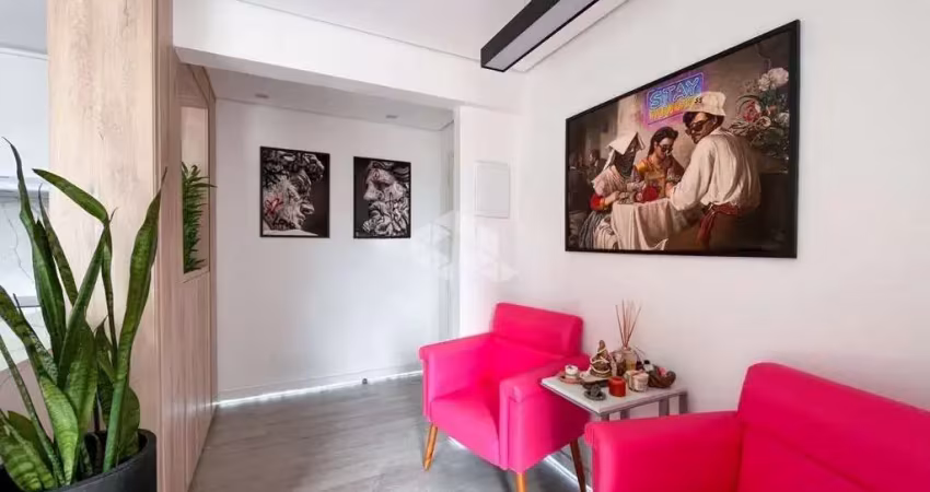 Apartamento reformado com 2 quartos sendo 1 suíte no centro de florianópolis
