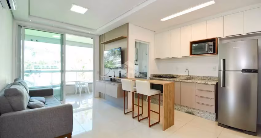 Apartamento semimobiliado com 3 quartos sendo 1 suíte 2 vagas de garagem e sacada com churrasqueira em jurerê florianópolis