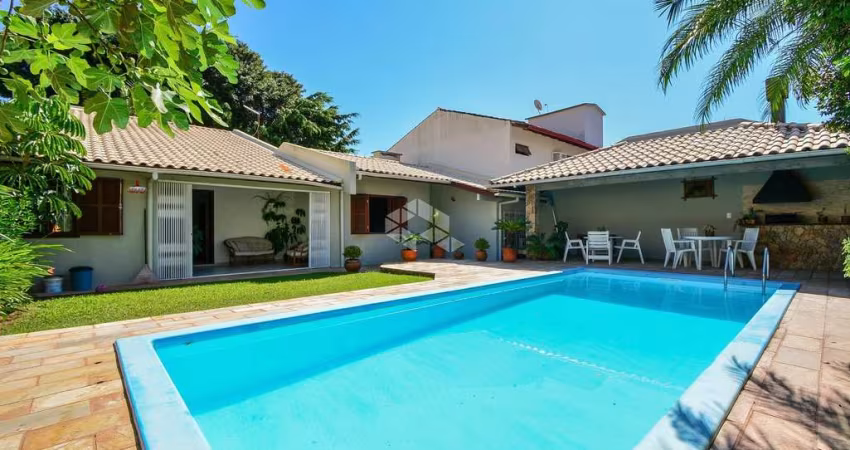 CASA SEMIMOBILIADA COM 3 QUARTOS SENDO 1 SUÍTE 4 VAGAS PISCINA E CHURRASQUEIRA NO ITAGUAÇU FLORIANÓPOLIS