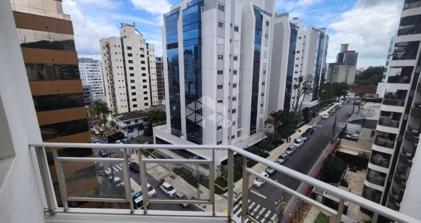 APARTAMENTO SEMIMOBILIADO COM 3 QUARTOS SENDO 1 SUÍTE 1 VAGA DE GARAGEM E VISTA PANORÂMICA NO CENTRO DE FLORIANÓPOLIS