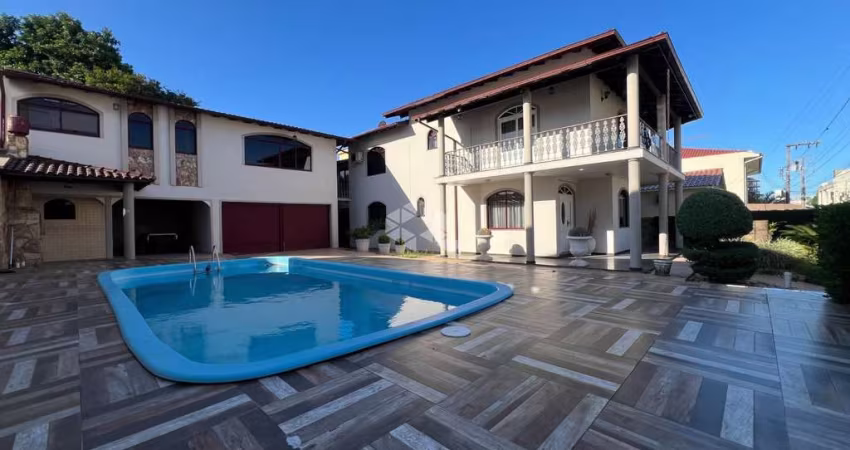 CASA COM 3 QUARTOS SENDO 1 SUÍTE 2 VAGAS DE GARAGEM  E ÁREA GOURMET COMPLETA  NA PRAIA COMPRIDA EM SÃO JOSÉ