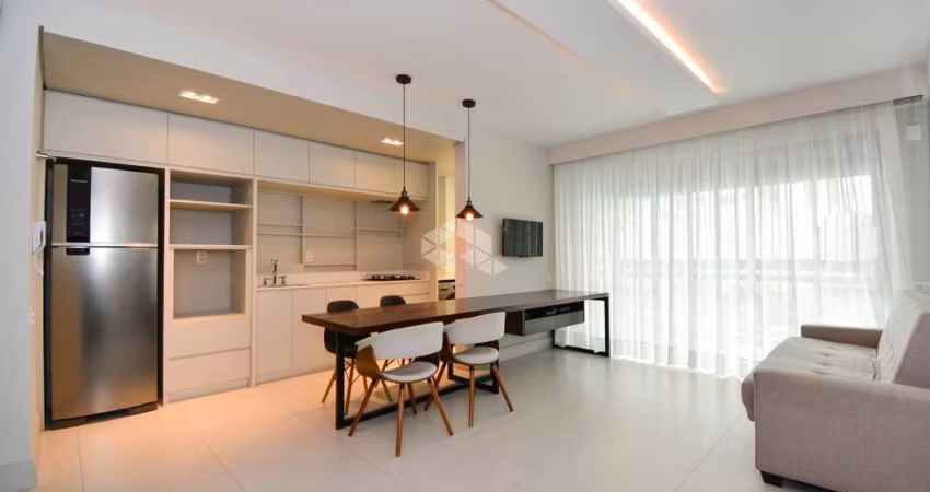 APARTAMENTO MOBILIADO COM 1 QUARTO E 1 VAGA DE GARAGEM NO CENTRO DE FLORIANÓPOLIS