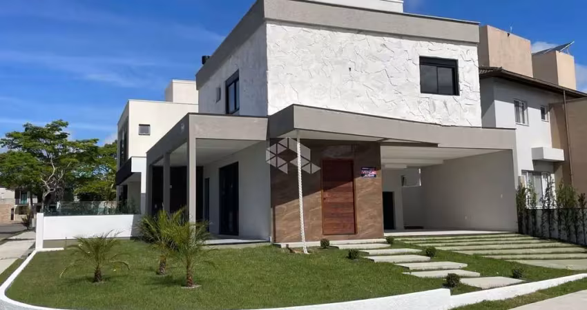 Casa com 3 suítes em condomínio fechado na cachoeira do bom jesus com infraestrutura completa e localização privilegiada