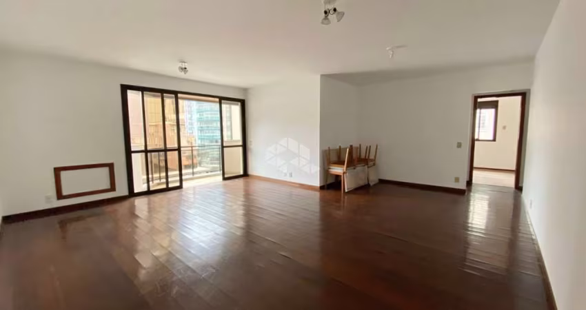 APARTAMENTO COM 4 QUARTOS SENDO 1 SUÍTE E 2 VAGAS NO CORAÇÃO DO CENTRO DE FLORIANÓPOLIS