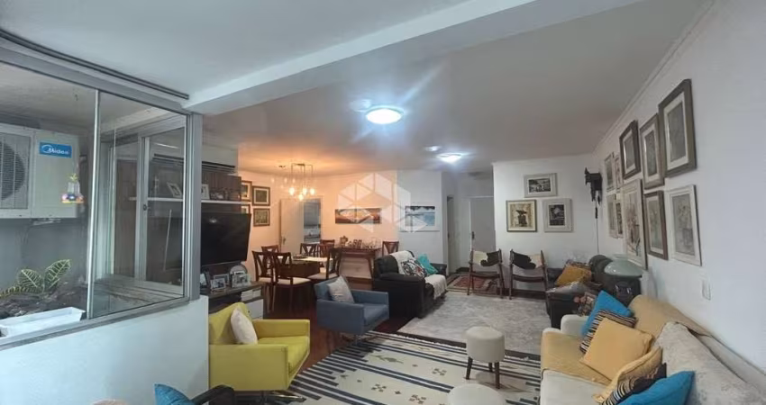 APARTAMENTO COM 4 QUARTOS SENDO 2 SUÍTES E VISTA PANORÂMICA NO CENTRO DE FLORIANÓPOLIS