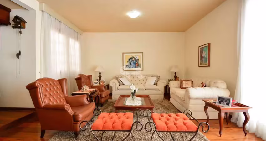 CASA COM PISCINA E 3 QUARTOS SENDO 1 SUÍTE E 7 VAGAS DE GARAGEM NO BOM ABRIGO