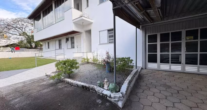 Casa espaçosa 4 quartos 2 vagas 313m² terreno 190m² privativos no trindade florianópolis
