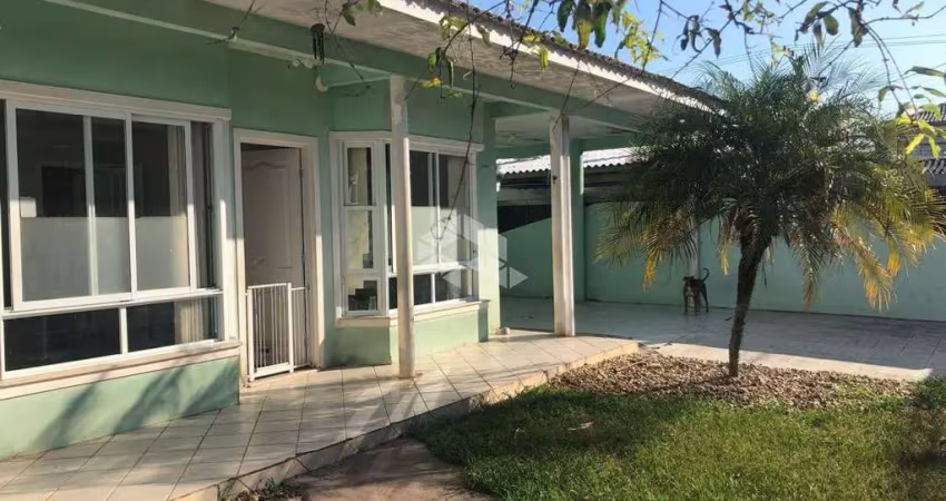 Casa ampla com 3 quartos sendo 1 suíte e 2 vagas no abraão florianópolis