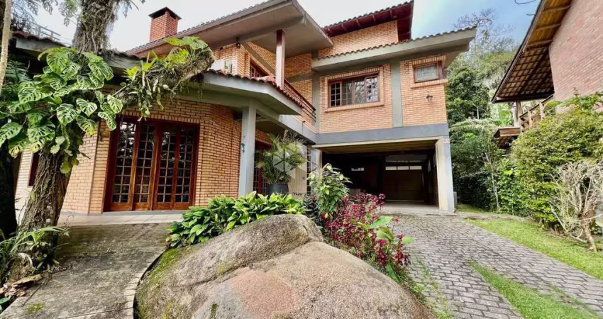 Casa mobiliada com 3 quartos sendo 1 suíte e 2 vagas em canasvieiras florianópolis