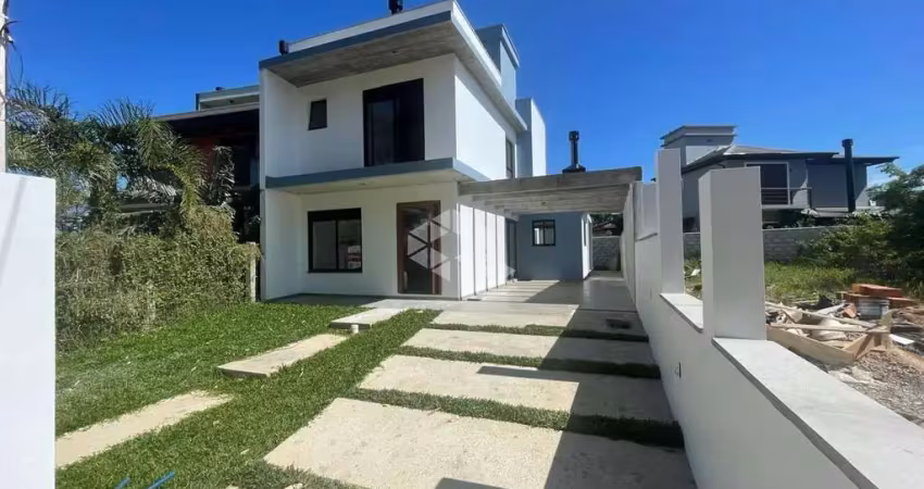 Casa sobrado com 3 quartos, 2 vagas, 139,60 m² na praia da barra, garopaba sc