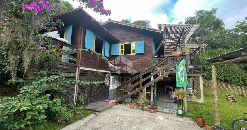 Casa com 2 quartos, 5 vagas, 115,35 m² privativos em 2.727,83 m² de área total, na Encantada, Garopaba SC