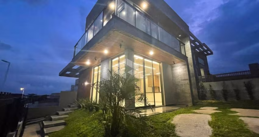 Casa alto padrão, com 3 dormitórios, 3 vagas, 149,31 m² construídos, no loteamento Longaroni em Garopaba SC