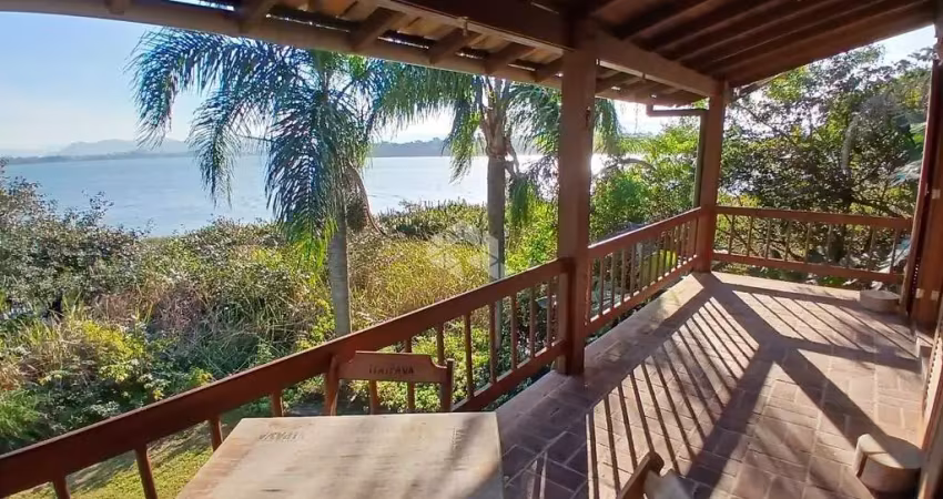 Casa à venda com 4 quartos em condominio na praia de ibiraquera