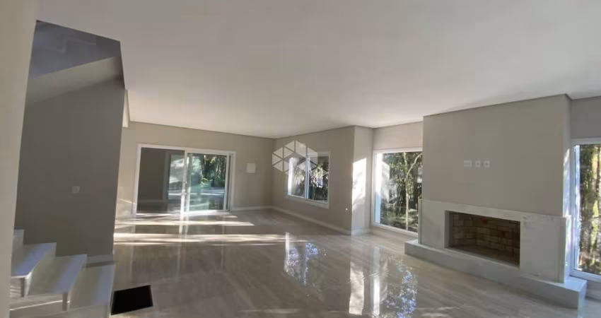 Casa nova em condomínio fechado na cidade de Canela, com 321,00 m².