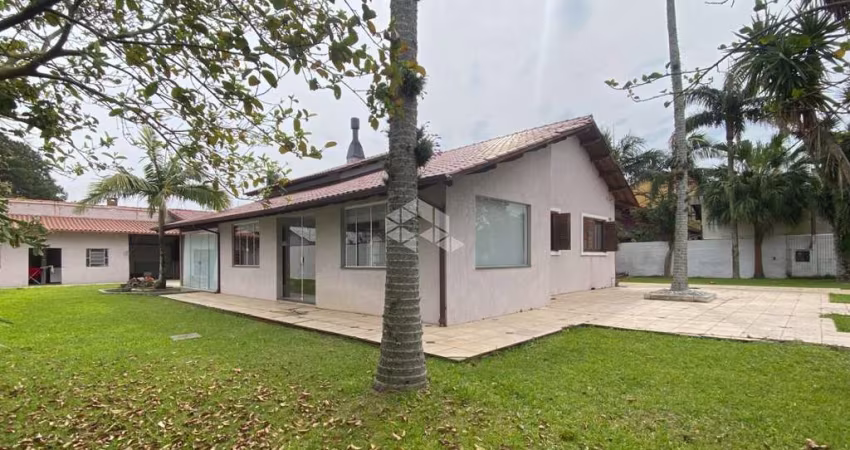 CASA COM PÁTIO, PISCINA E SALÃO DE FESTAS EM ELDORADO DO SUL