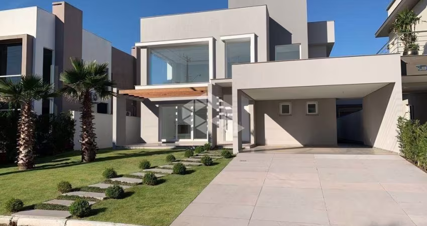 Casa em condomínio fechado, com 3 dormitórios/suítes, 4 vagas de garagem, no Central Parque em Cachoeirinha RS