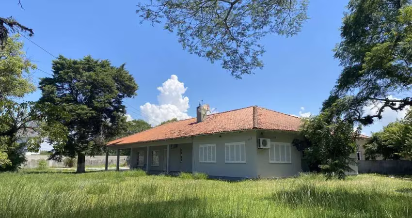 Casa a venda no bairro Florida em Guaíba. 5 dormitórios, 5 banheiros, sala de tv e sala de visitas. Sala de jantar e cozinha integrados.