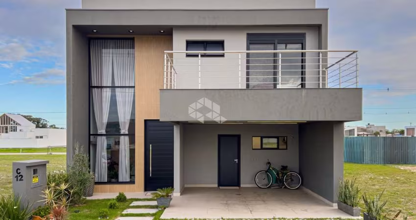 Casa em condomínio fechado, com 3 dormitórios, uma suíte e duas vagas.
