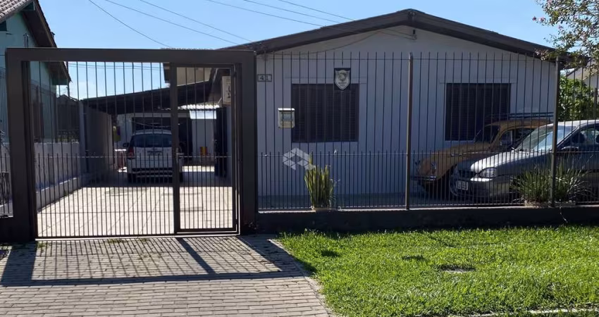 Casas à venda no Parque 35, 2 no mesmo pátio, da frente 3 e dos fundos 2 dormitórios