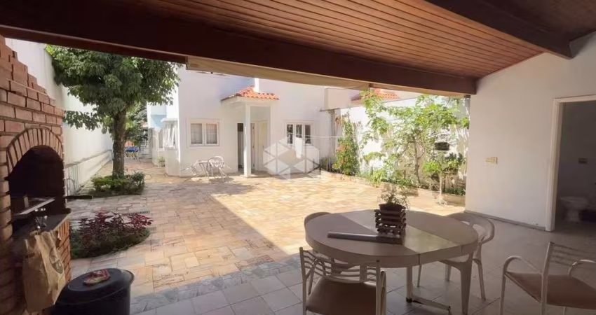 CASA NO TATUAPE COM AMPLO QUINTAL E 3 QUARTOS