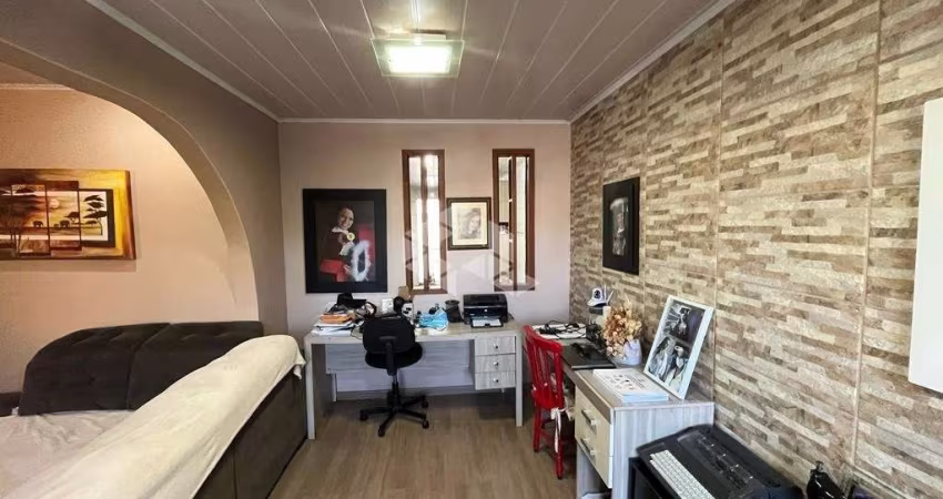 Casa com 3 dormitórios e 2 vagas na Rua República Canoas