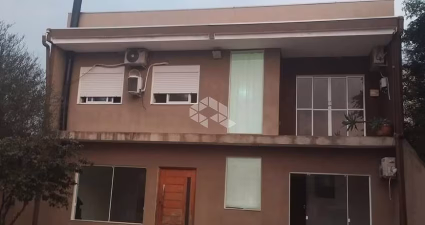 Sobrado com 4 dormitórios, 1 suíte e 3 banheiros no bairro Harmonia em Canoas