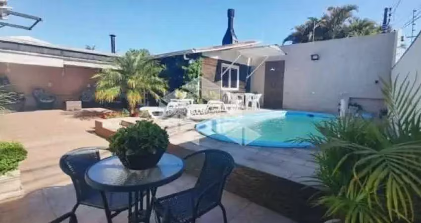 Casa de esquina, com 3 dormitorios, 2 banheiros  e piscina na estancia velha.