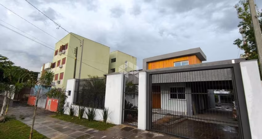 Casa nova, 3 dormitórios, sendo 1 suíte, espaço gourmet com churrasqueira, piscina, vaga de garagem 4 carros. Centro-Esteio