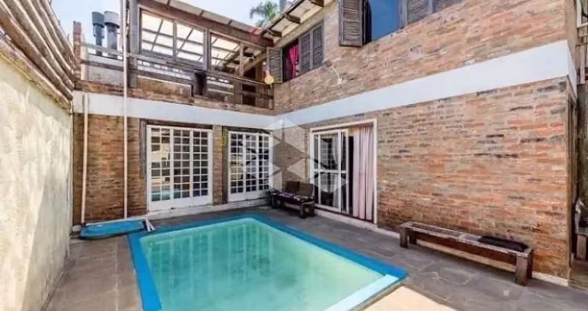 Casa com 4 dormitórios, piscina, sala de jogos, churrasqueira, lareira e vista para o guaíba!
