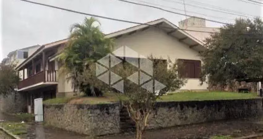Casa de 4 quartos com 2 garagens coberta e pátio no jardim planalto