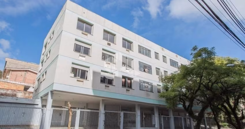 Apartamento 2d c/ dep. empregada e garagem no bairro Petrópolis próximo à praça da Encol