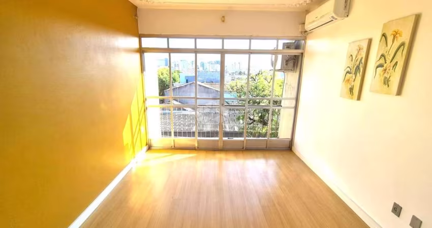 Apartamento de 2 quartos com sacada no bairro São Geraldo próximo das Av. Benjamin Constant e Cristovão Colombo