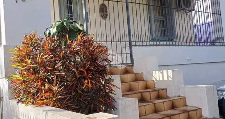 Casa de 5 dormitórios c/ 2 apartamentos individuais e 5 vagas de garagem no menino deus                                                   menino deus