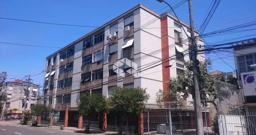 Torrando amplo apartamento com 3 dormitórios, suíte bairro navegantes, com elevador e garagem fechada
