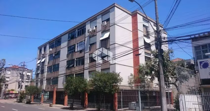 Torrando amplo apartamento com 3 dormitórios, suíte bairro navegantes, com elevador e garagem fechada