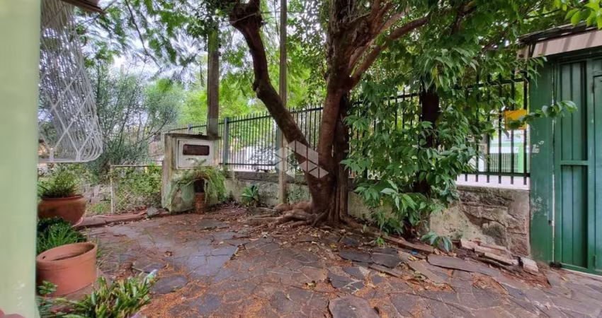 Casa comercial/residencial, 247.57 m² privativos, quartos, 2 banheiros com pátio e garagem, Bairro São Geraldo, Porto Alegre/RS