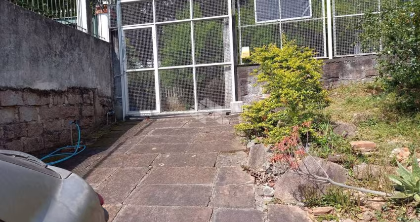 Amplo terreno em declive com uma casa para reforma