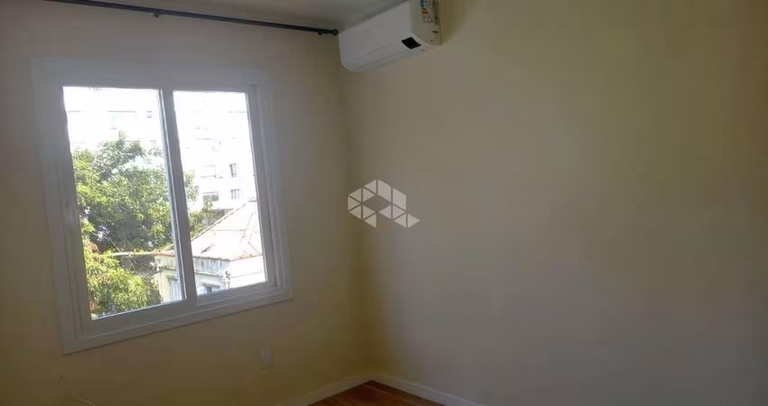 Apartamento em frente ao Hospital Moinhos cde vento, totalmente reformado.
